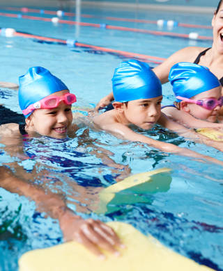 Jonge kinderen krijgen zwemles